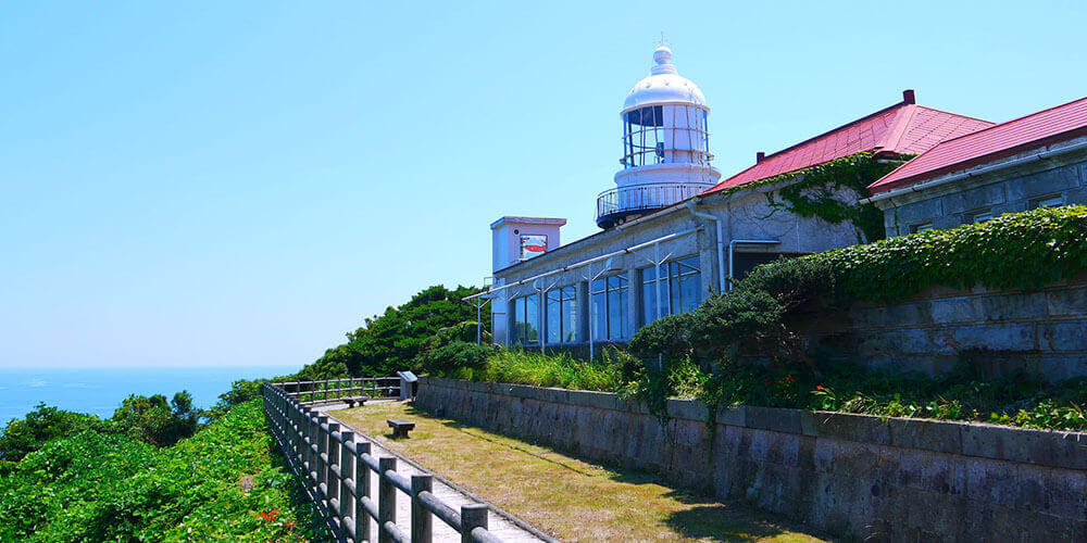 みほのせきは、島根半島の東端に位置し、岬と多くの入り江が特徴の歴史ある港町です。「リアス式海岸」と呼ばれる複雑に入り組んだ海岸は、展望台やクルーズ船から鑑賞することができます。みほのせきのページに移動。